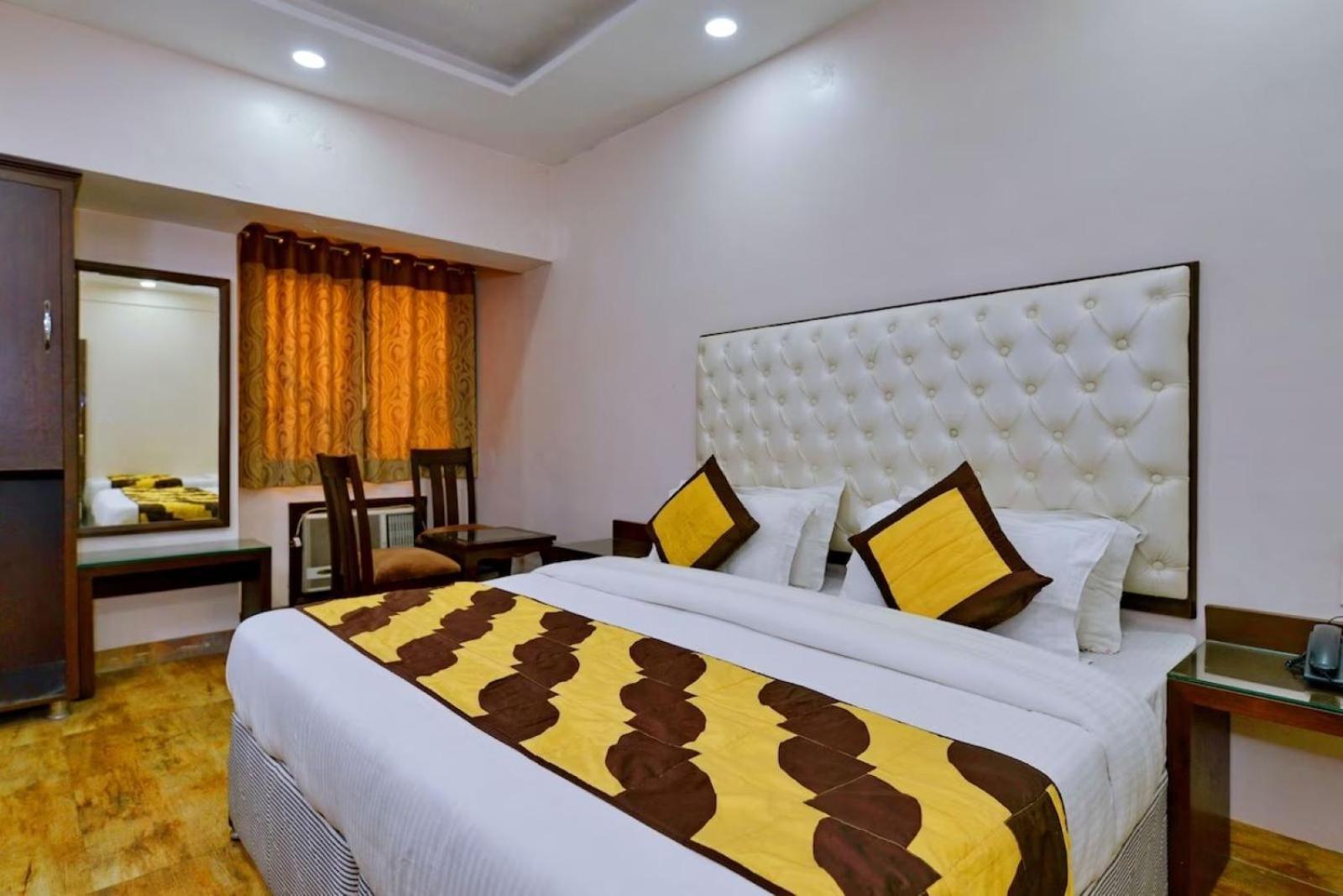 Perfect Pg In - Walking The Market 5* New Delhi