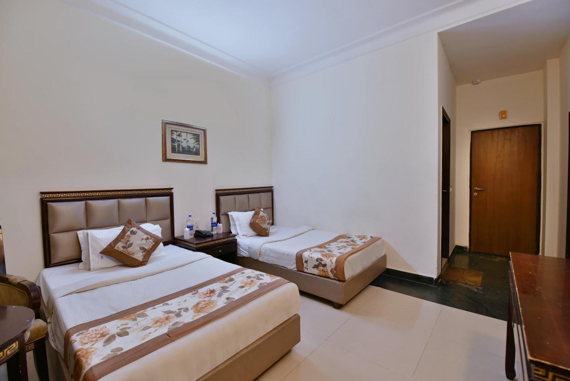 Perfect Pg In - Walking The Market Hotel New Delhi