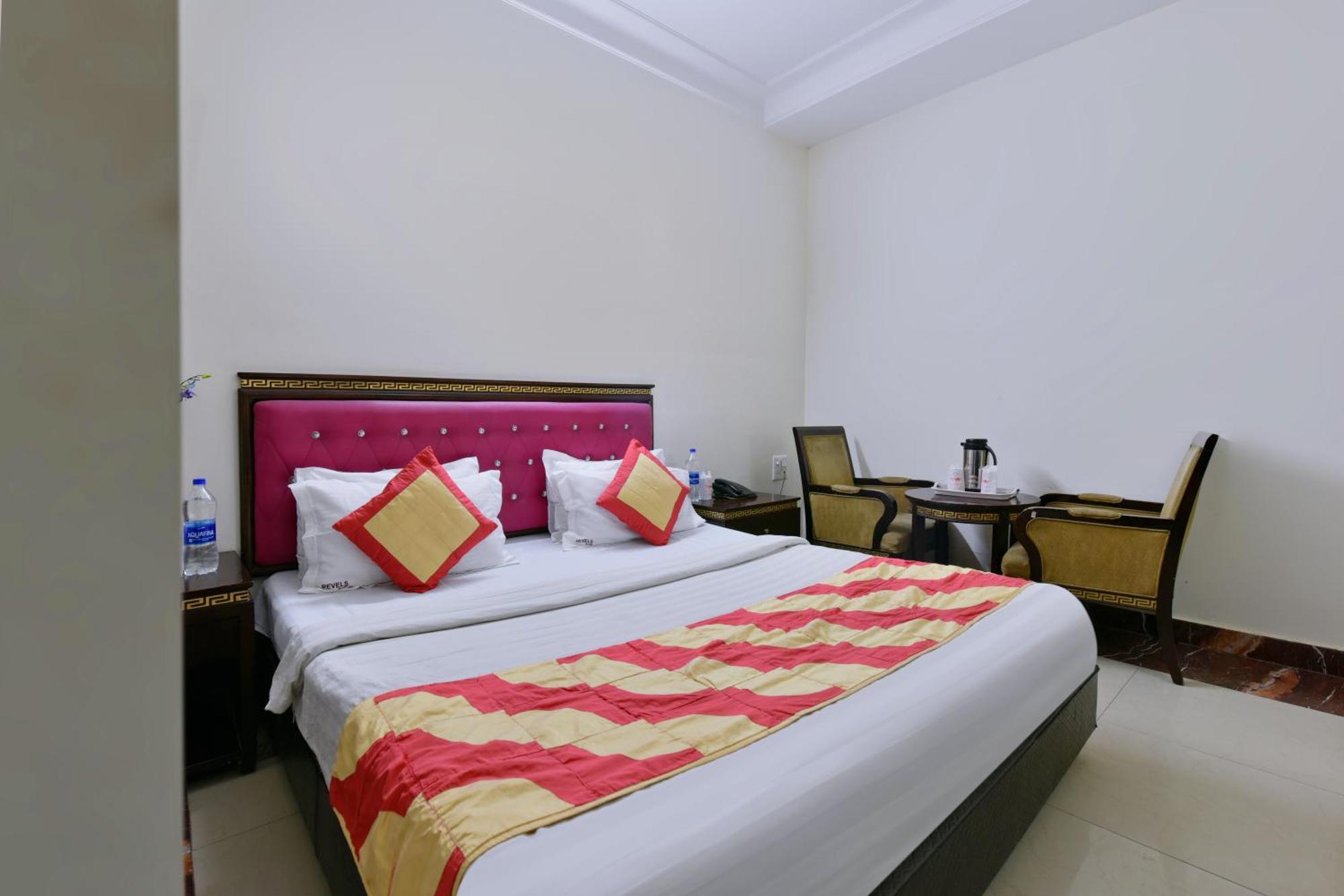 Perfect Pg In - Walking The Market Hotel New Delhi